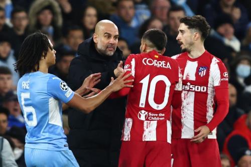 Hành động xấu xí của cầu thủ Atletico Madrid với Jack Grealish 2